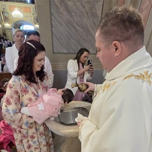 Tijekom travnja kršteno osmero djece u mnogobrojnim obiteljima